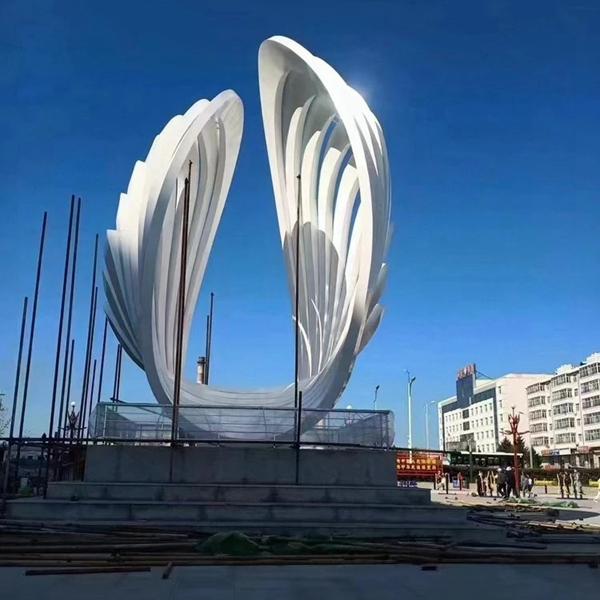 不锈钢雕塑安装现场